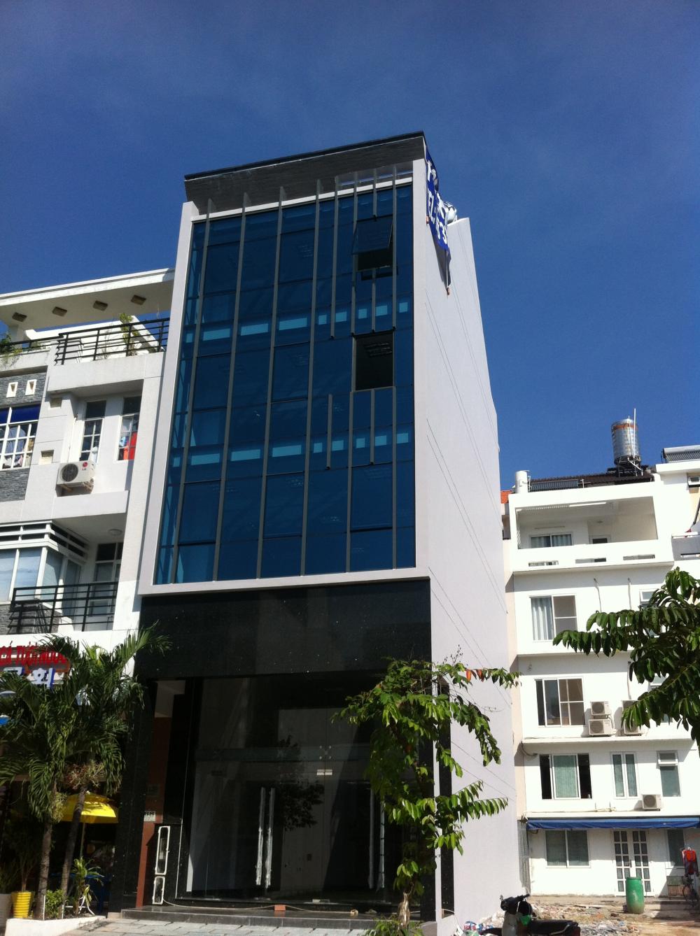 Cho thuê nhà phố kinh doanh, Phú Mỹ Hưng, giá 35 triệu/ tháng, DTSD: 500 m2