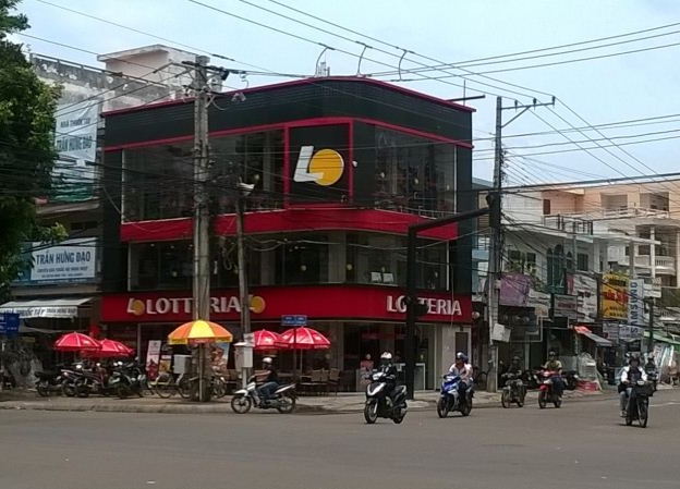 Cho thuê nhà 2 mặt tiền đường Nguyễn Chí Thanh, P. 3, Q. 10. DT: 4.5x11m