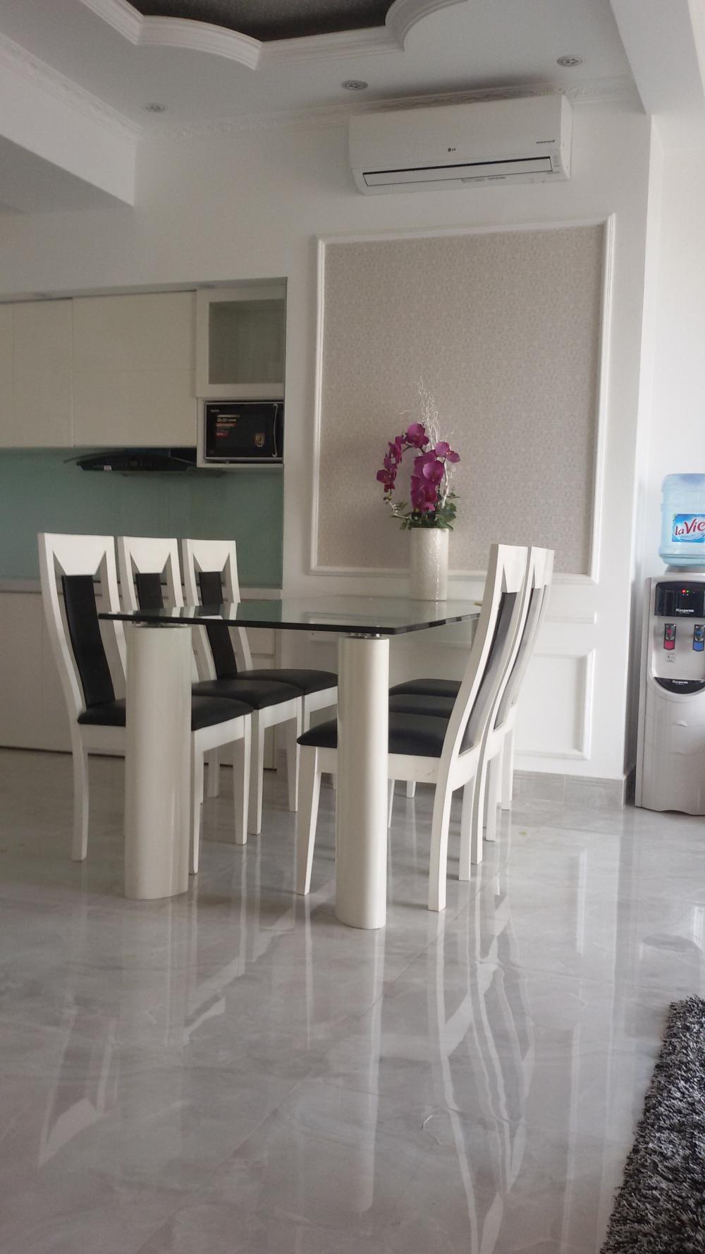 Cần cho thuê gấp căn hộ 3 PN nội thất dính tường ở Phú Hoàng Anh chỉ 11tr/tháng, LH: 0931 777 200