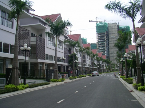 Cho thuê gấp nhà BT Ngân Long 3 lầu, 1 trệt, 1 tum, DT 10mx20m2, đường Nguyễn Hữu Thọ
