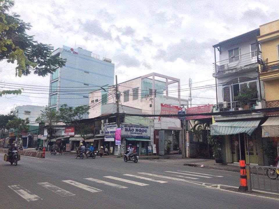 Cho thuê nhà mặt tiền ngang 10m tại Nguyễn Tất Thành, Quận 4
