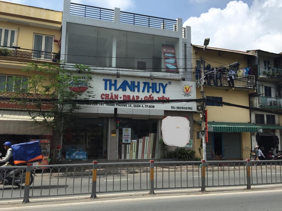 Cho thuê nhà mặt tiền ngang 10m tại Nguyễn Tất Thành, Quận 4