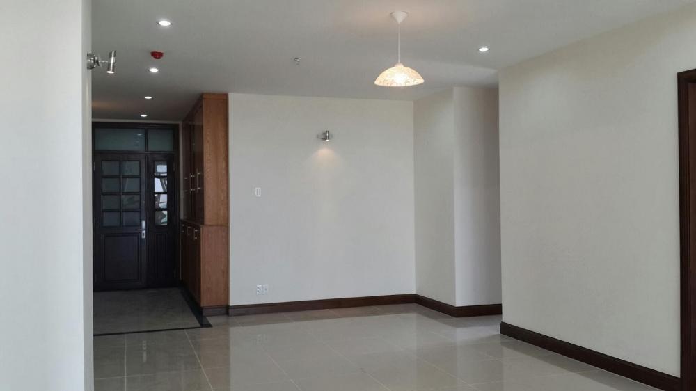 Cho thuê căn hộ chung cư Hùng Vương Plaza, 126 Hồng Bàng Q5. 3 phòng ngủ, 129m2 -15tr/th