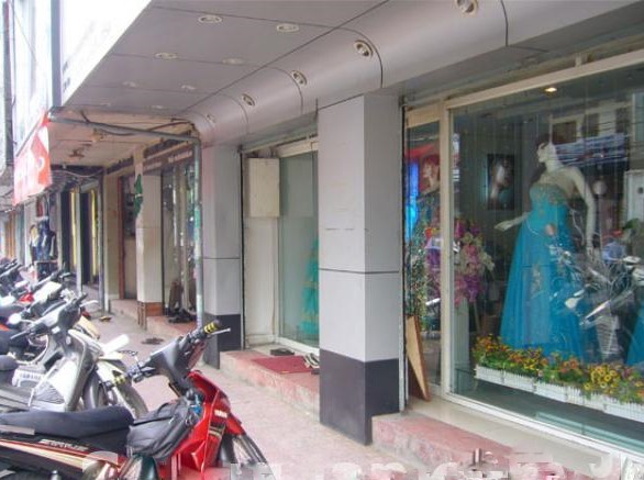 Mặt bằng cho thuê 2 mặt tiền đường ngay khu thời trang áo cưới Hồ Văn Huê. LH 0932.759.594