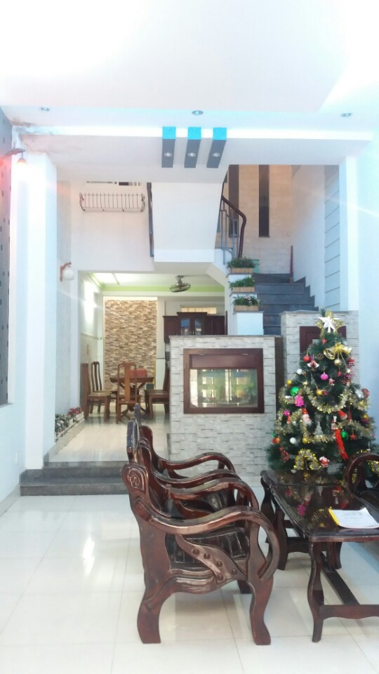 Cho thuê nhà mới 3 lầu 5PN có nội thất tại đường Nguyễn Trường Tộ, Tân Phú. DT: 4x18m, giá: 15tr/th