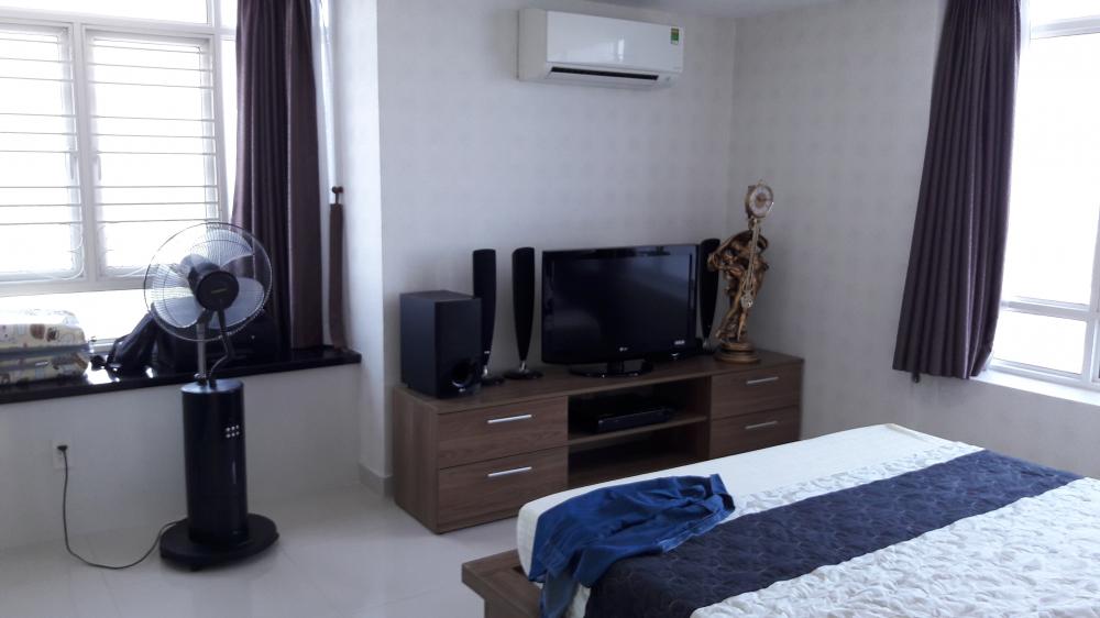 Cho thuê căn hộ Duplex lớn 4 phòng ngủ 200m2 Phú Hoàng Anh có nội thất 24tr