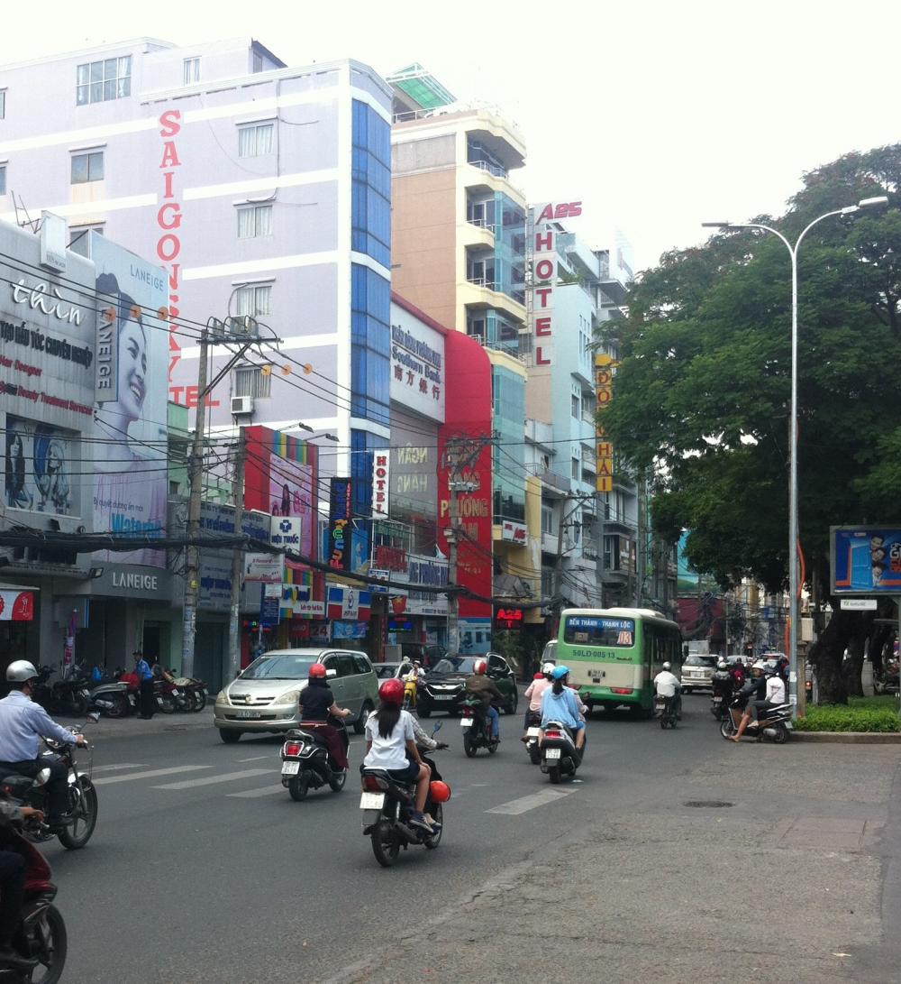 Cho thuê nhà Nguyễn Thị Minh Khai gần Cách Mạng Tháng Tám, 6m x 20m, hầm, trệt, 3 lầu, ST