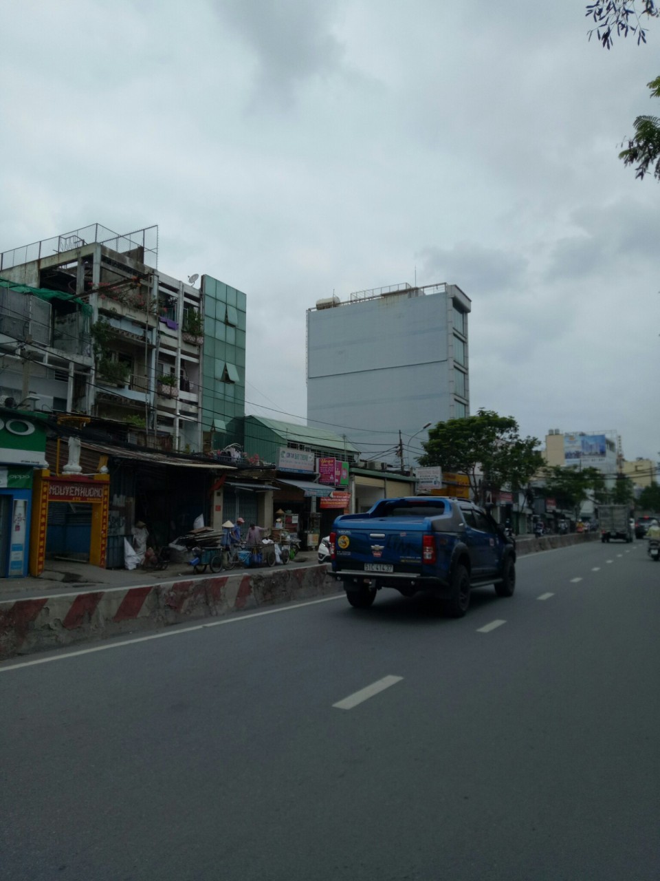 Nhà cao tầng cho thuê vách tường MT Nguyễn Tất Thành, quận 4