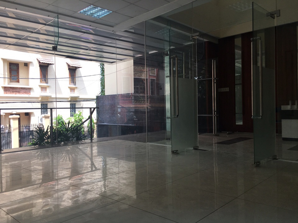 văn phòng chính chủ tại quận Phú Nhuận. diện tích 40m2. giá thuê chỉ 10tr cho vp mặt bằng của tòa nhà