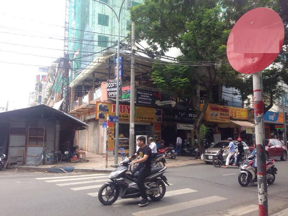 Ngay góc 2 mặt tiền đường Huỳnh Thúc Kháng, Phường Bến Nghé, Quận 1, Hồ Chí Minh