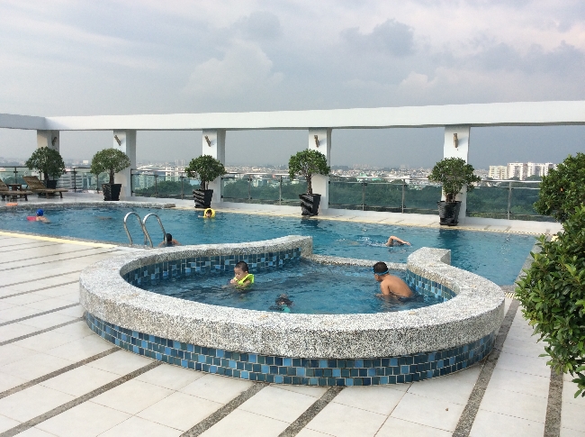 Cho thuê căn hộ cao ốc Phú Nhuận, DT 131m2 gồm 3PN full nội thất giá 23.1 triệu/tháng