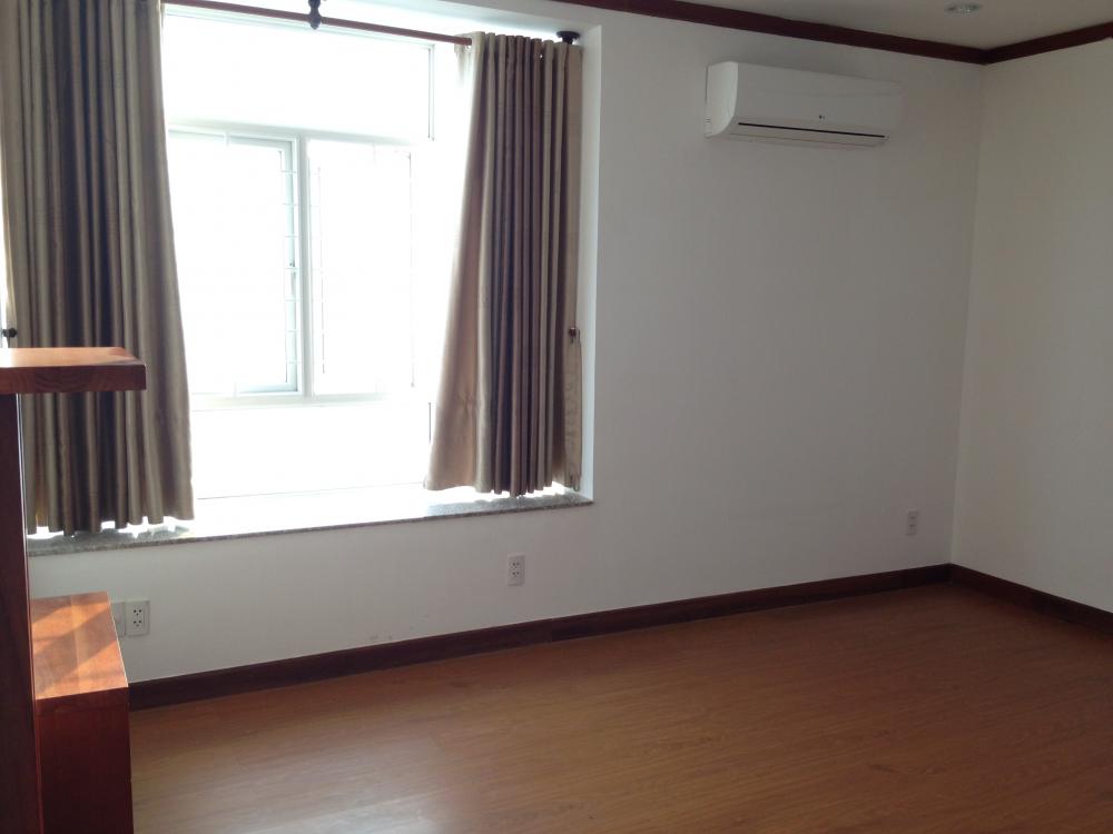 Cho thuê căn hộ cao cấp Giai Việt, đường Tạ Quang Bửu, quận 8, 3 phòng ngủ, nội thất cơ bản