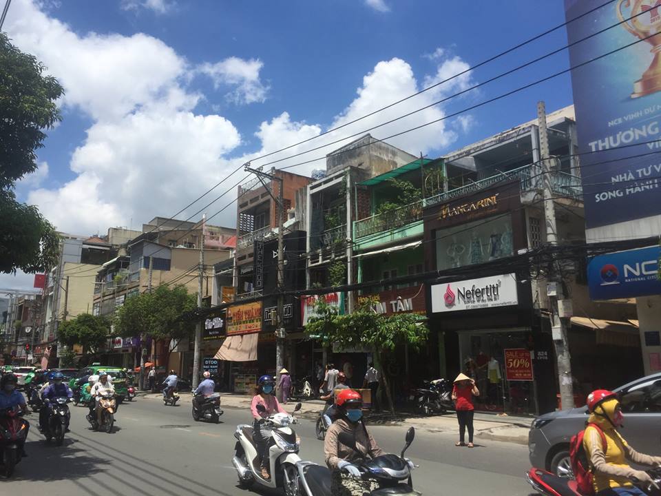 Cho thuê nhà mặt tiền lề đường cực rộng tại 816 Cách Mạng Tháng 8, quận Tân Bình