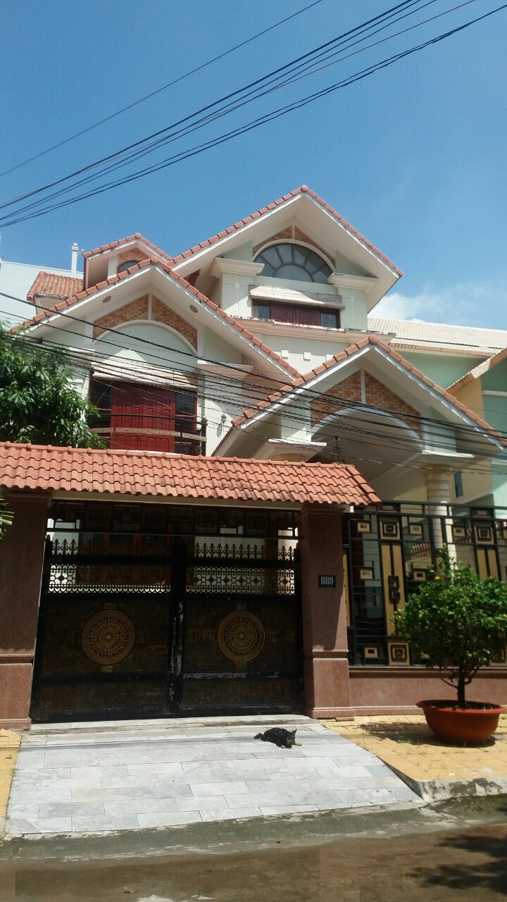 Cho thuê villa sân vườn đường Nguyễn Văn Hưởng, Thảo Điền, Q. 2