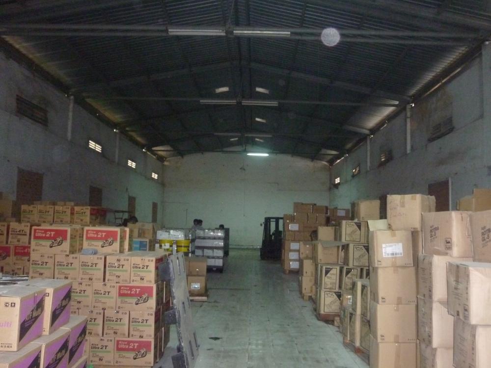 Cho thuê kho nhà xưởng tại Quận 7, DT 350m2, có bãi rộng đậu xe bốc dỡ hàng hóa lớn gần cầu Kênh Tẻ, Nguyễn Hữu Thọ.