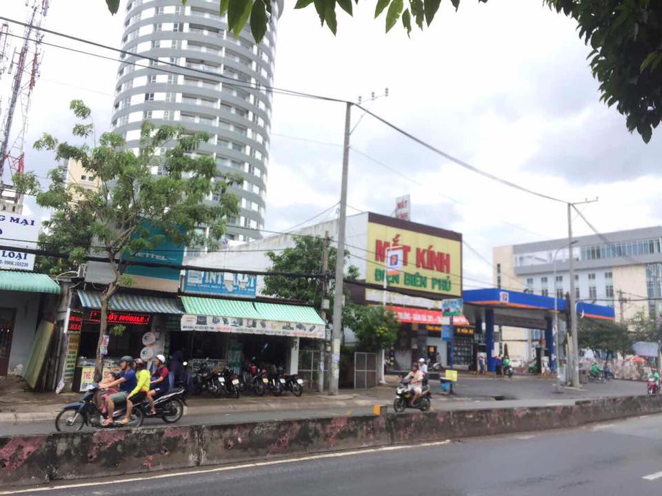Cho thuê nhà mặt tiền ngay ngã tư Huỳnh Tấn Phát, Quận 7