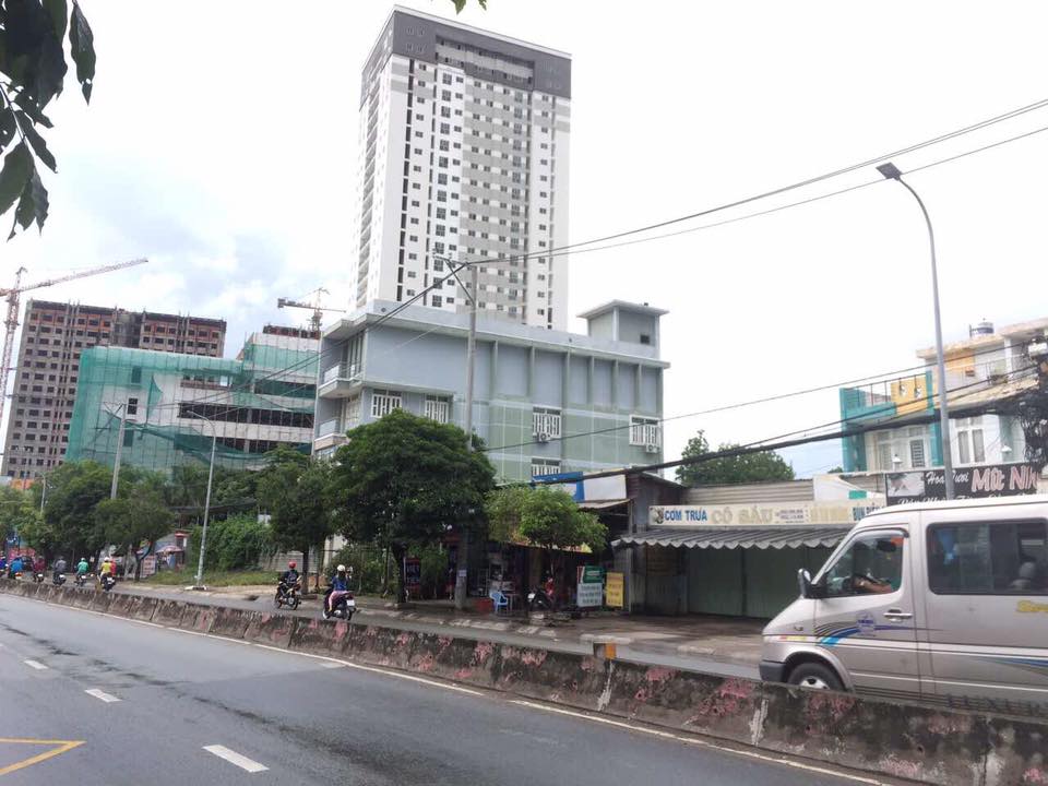 Cho thuê nhà góc 2 mặt tiền giá rẻ, diện tích trên 400m2 đường Huỳnh Tấn Phát, Quận 7.