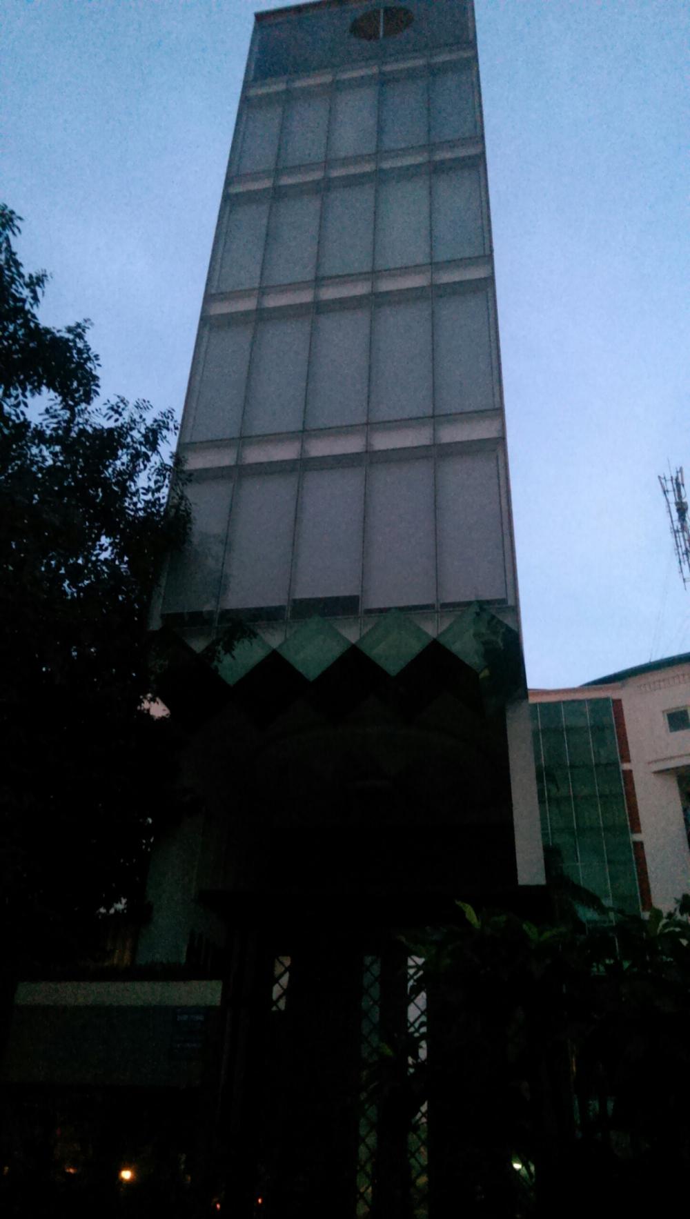 Cho thuê nhà nguyên căn 5 lầu có thang máy ở mặt tiền gần Đồng Văn Cống. LH 0949425050