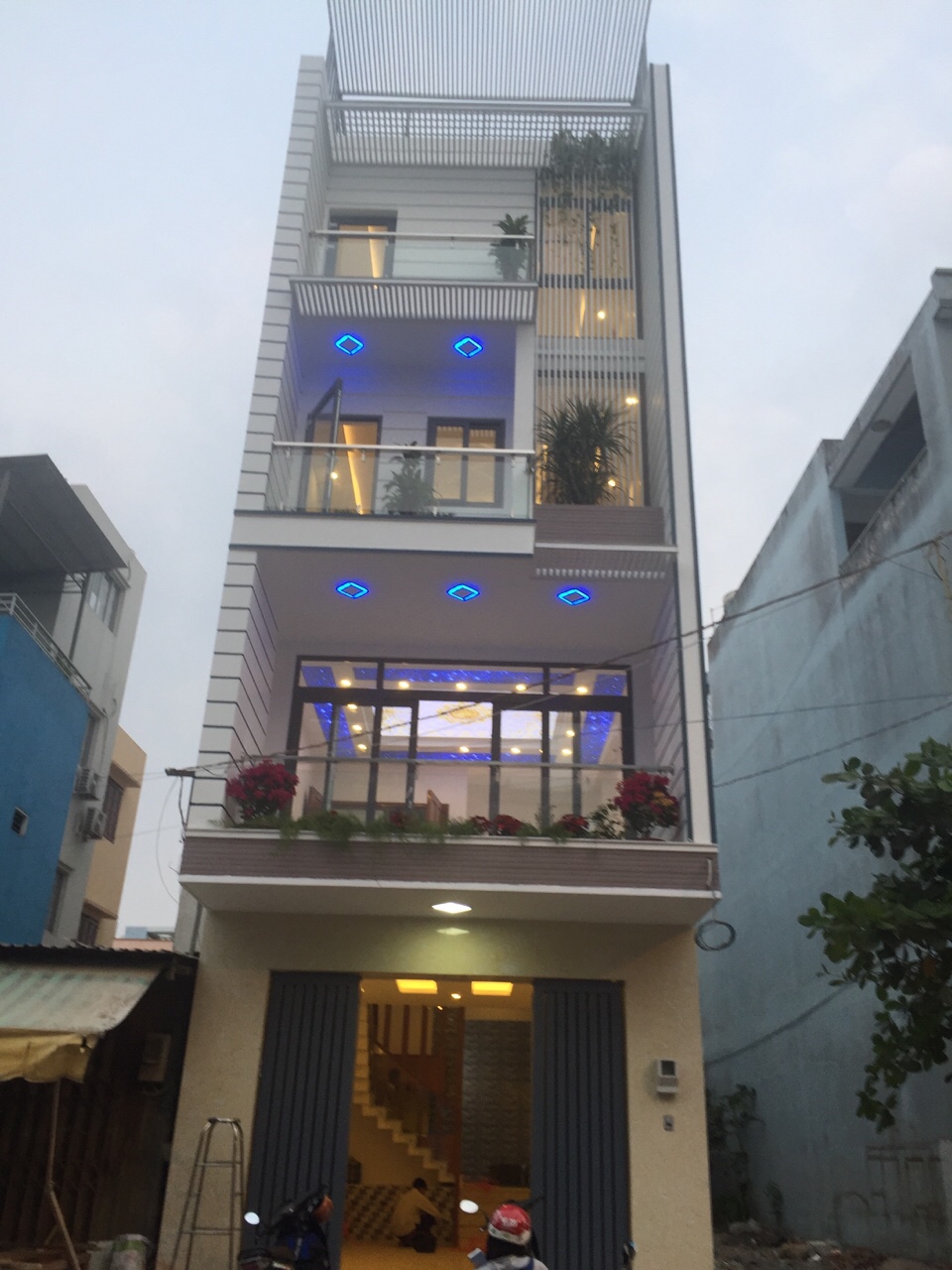 Cho thuê nhà Nguyên căn mặt tiền đường Phạm Hữu Lầu, Quận 7, Dt 5x20m. Giá 35 triệu/ tháng.