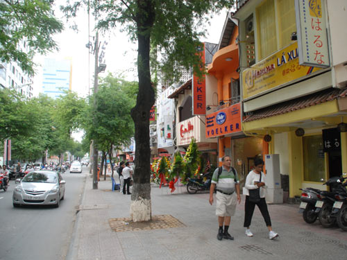 Cho thuê nhà mặt tiền đường Hồ Tùng Mậu, Q.1 DT: 6 x 36m, 1 trệt, 2 lầu. Giá: T/L