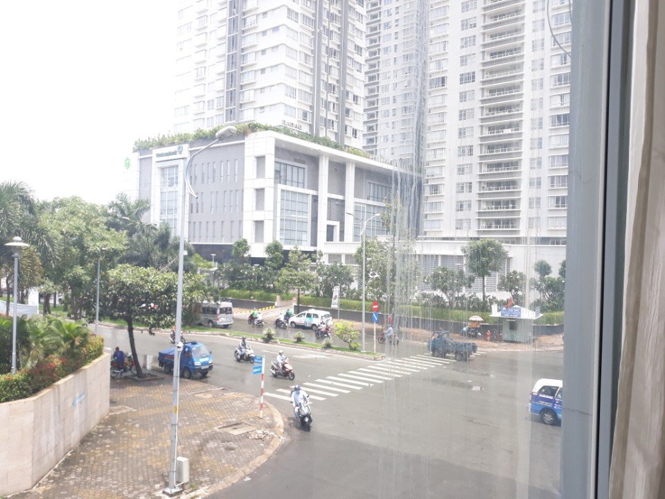 Cho thuê nhà phố làm văn phòng căn góc, mặt tiền đường Nguyễn Thị Thập, chốt giá 20 triệu/tháng
