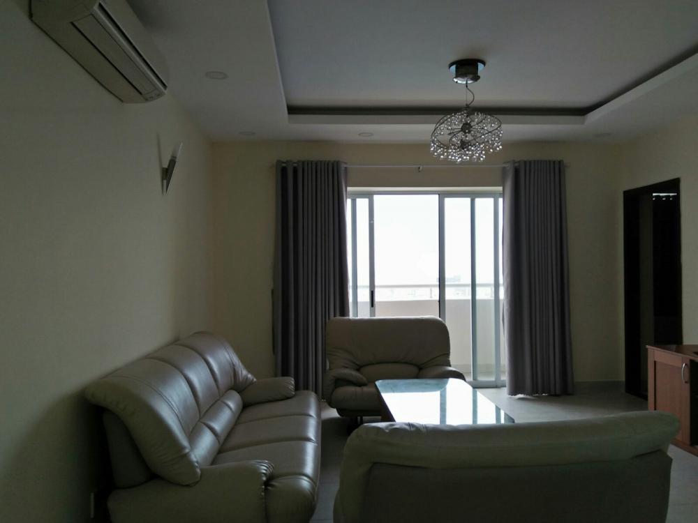 Căn hộ cao Hùng Vương Plaza cho thuê với nội thất cơ bản, giá 18 triệu/tháng, 3 phòng ngủ