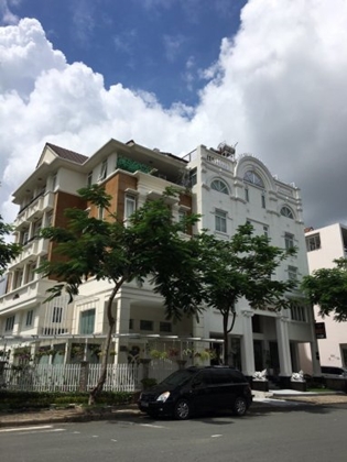 Cho thuê toà nhà nguyên căn góc đường Phạm Văn Nghị, Phú Mỹ Hưng, Quận 7, DT 11x18.5m giá tốt 110 triệu/tháng