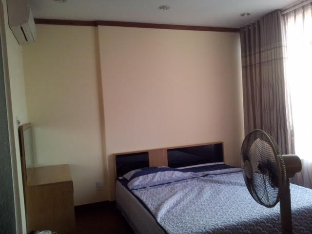 Tôi cho thuê căn hộ Phú Hoàng Anh có 2 phòng ngủ view hồ bơi nội thất gắn tường chỉ 9 triệu/tháng