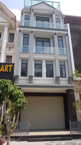 Cần bán nhà phố Phú Mỹ Hưng vị trí đẹp mặt tiền đang cho thuê cao LH: 0915 21 3434 PHONG.