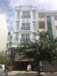 Cần cho thuê gấp khách sạn Hưng Gia góc đường lớn Cao Triều Phát trung tâm Phú Mỹ Hưng có 16 phòng LH: 0942443499