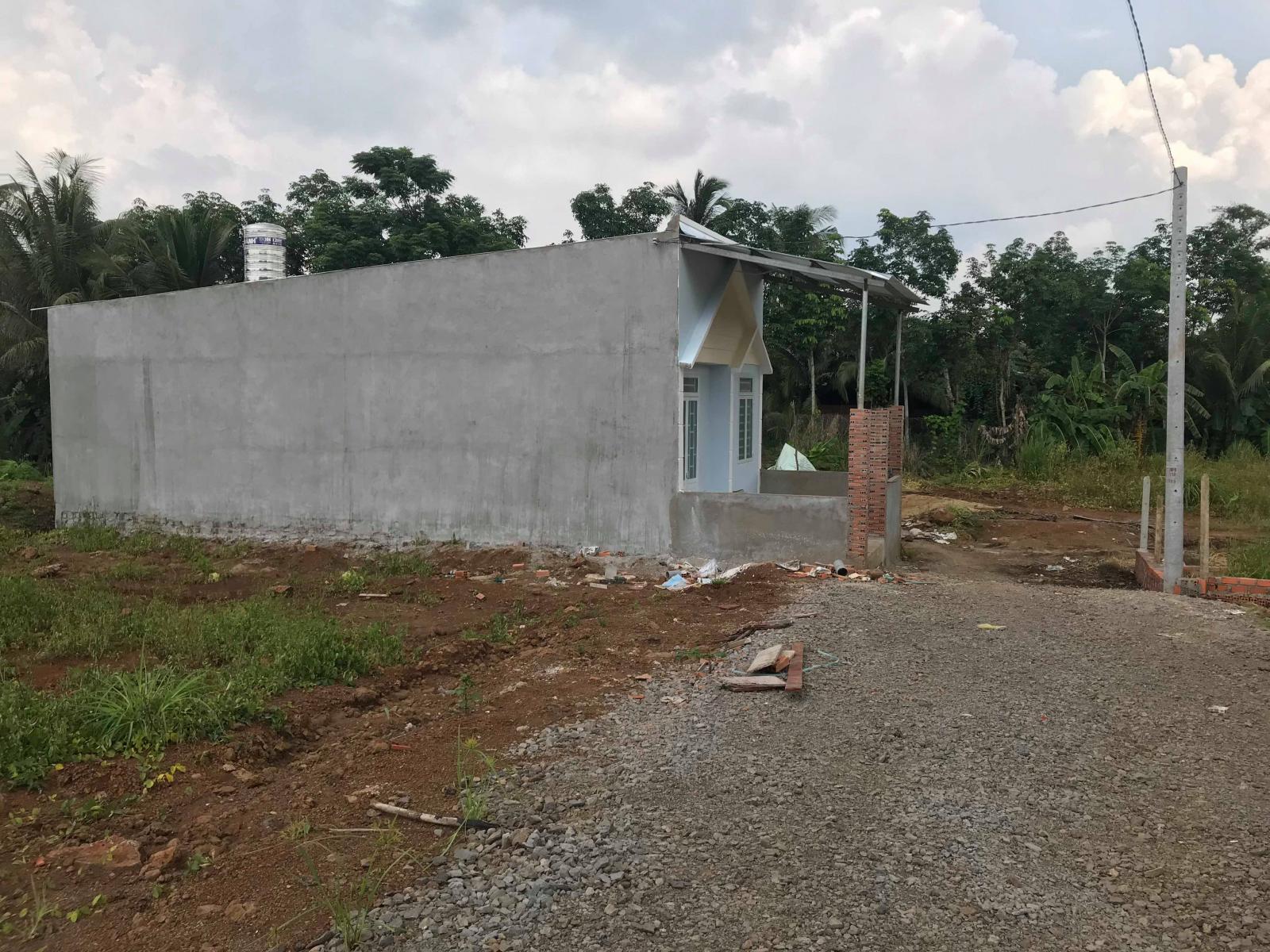 Bán nhà mới và 1 xào đất sát bên khu công nghiệp cách quốc lộ 1A 500m sau ủy ban xã Hưng Lộc