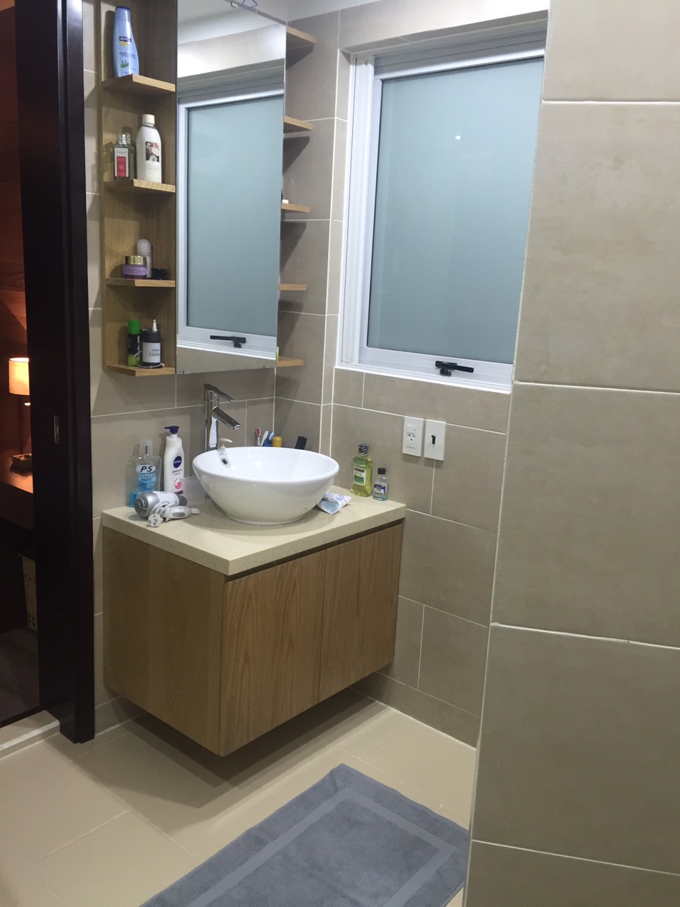 Apartment for rent in Hung Vuong 3, PMH, District 7. 10M, 2 BRs, 78 m2, furnished. Call Ms. Hà 0906 385 299.