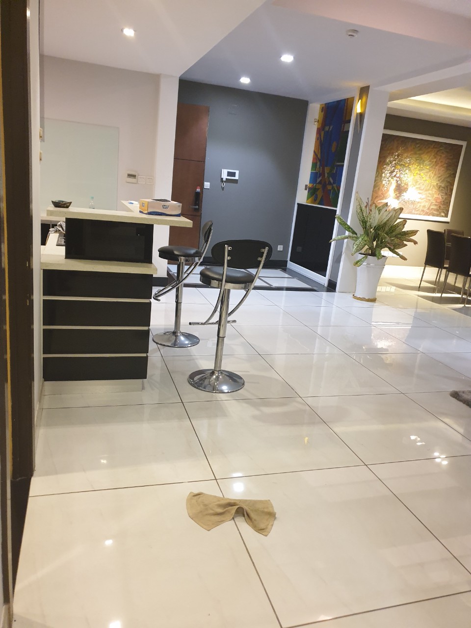 Cần cho thuê căn hộ Grand View C, DT 170m2, 3PN view sông, cạnh hồ bơi nội thất . Giá 29 tr/th LH  0906 385 299  (em hà )
