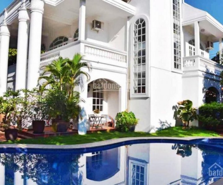 Cần cho thuê gấp biệt thự có hồ bơi khu Cảnh Đồi của Phú Mỹ Hưng Quận 7 nhà đẹp, nội thất cao cấp, giá rẻ nhất thị trường.