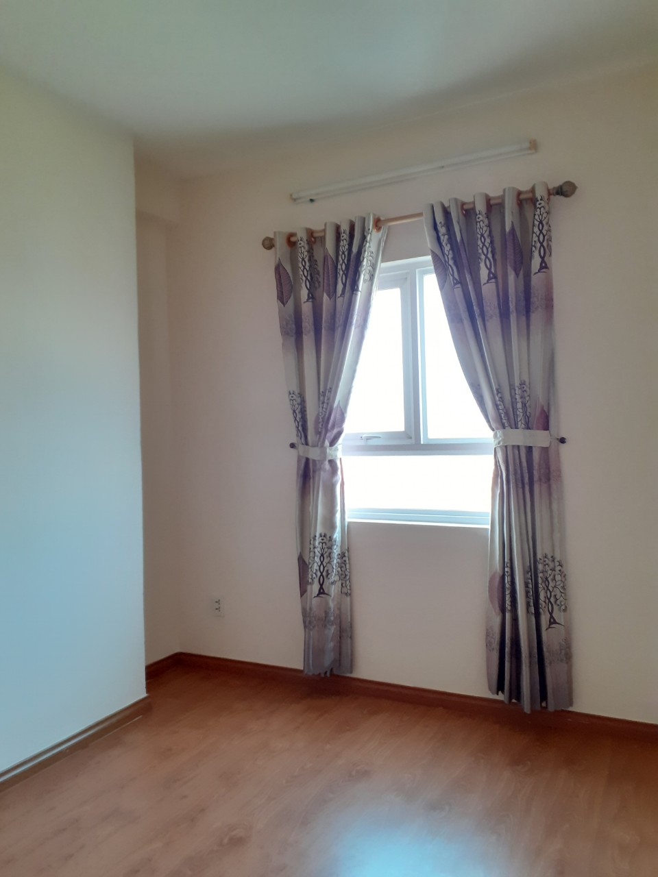Cho thuê căn hộ Topaz Home, giá 6.5tr/tháng, gồm 60m2, 2PN, 2WC, nhà trống, LH Anh Nam