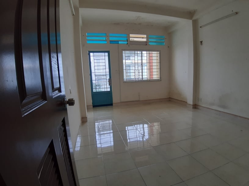 Cho thuê nhà Q7, 1 trệt, 3 lầu, 5 phòng có ban công mặt tiền đường nội bộ Huỳnh Tấn Phát.