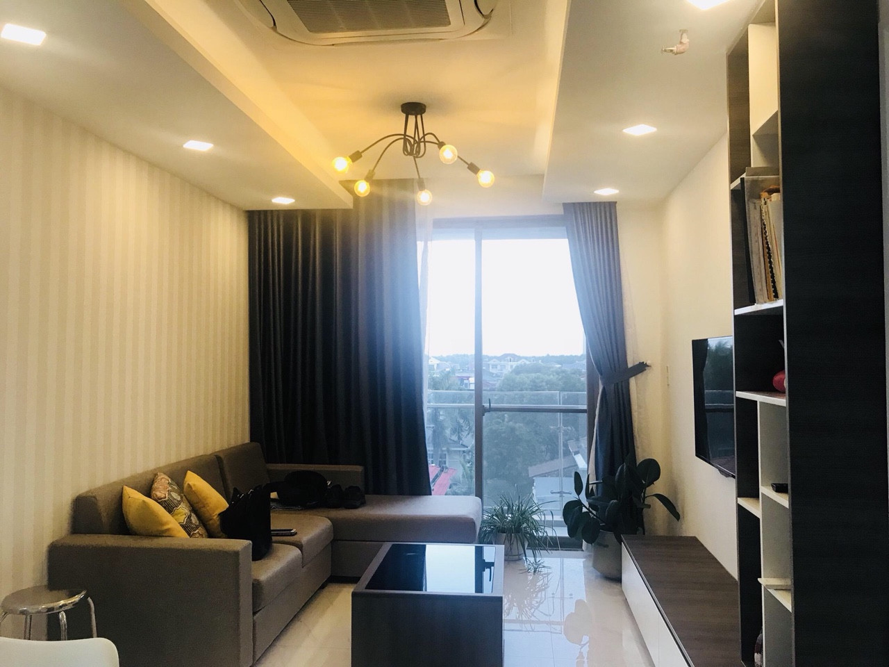 Cho thuê gấp căn hộ cao cấp Happy Valley PMH giá cực rẻ, 100m2, giá 20 tr/th, nhà đẹp lung linh . LH 0906 385 299 (em Hà )