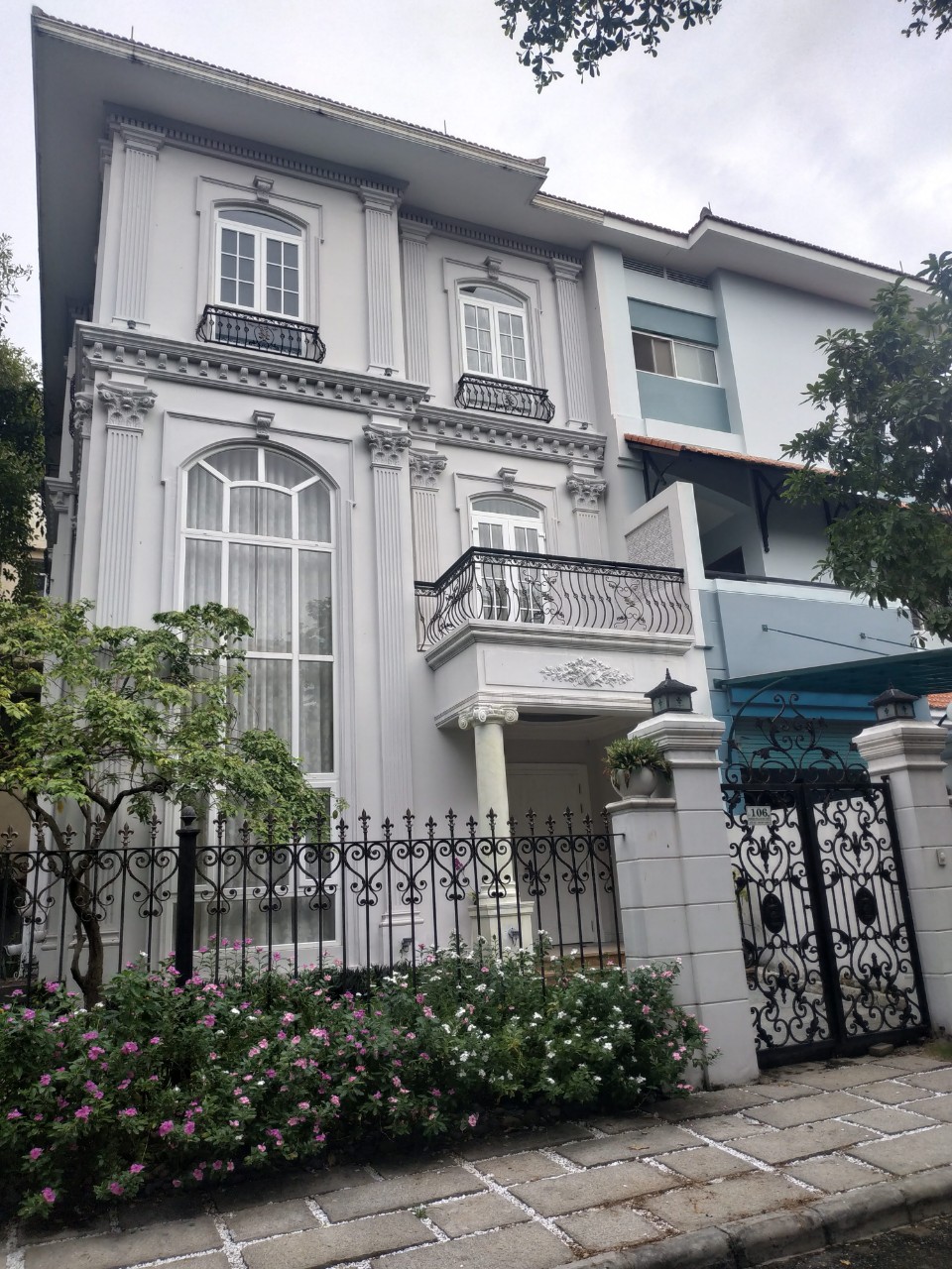Cần cho thuê gấp biệt thự Hưng Thái, PMH,Q7 nhà đẹp, giá rẻ Lh: 0919024994.