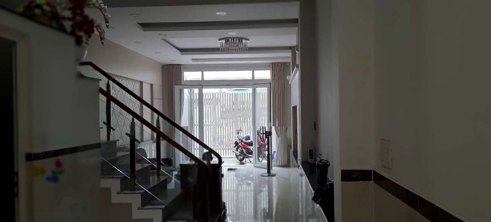 Cho thuê gấp nhà nguyên căn mặt tiền đường nội bộ KDC Bình Hưng. 