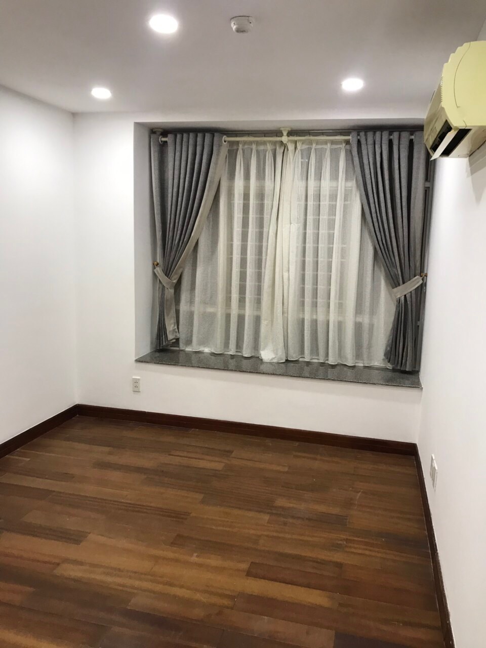 Cho thuê căn hộ Hoàng Anh Gia Lai 3, căn 3 phòng ngủ, 121m2, nội thất cơ bản giá 10 triệu/tháng