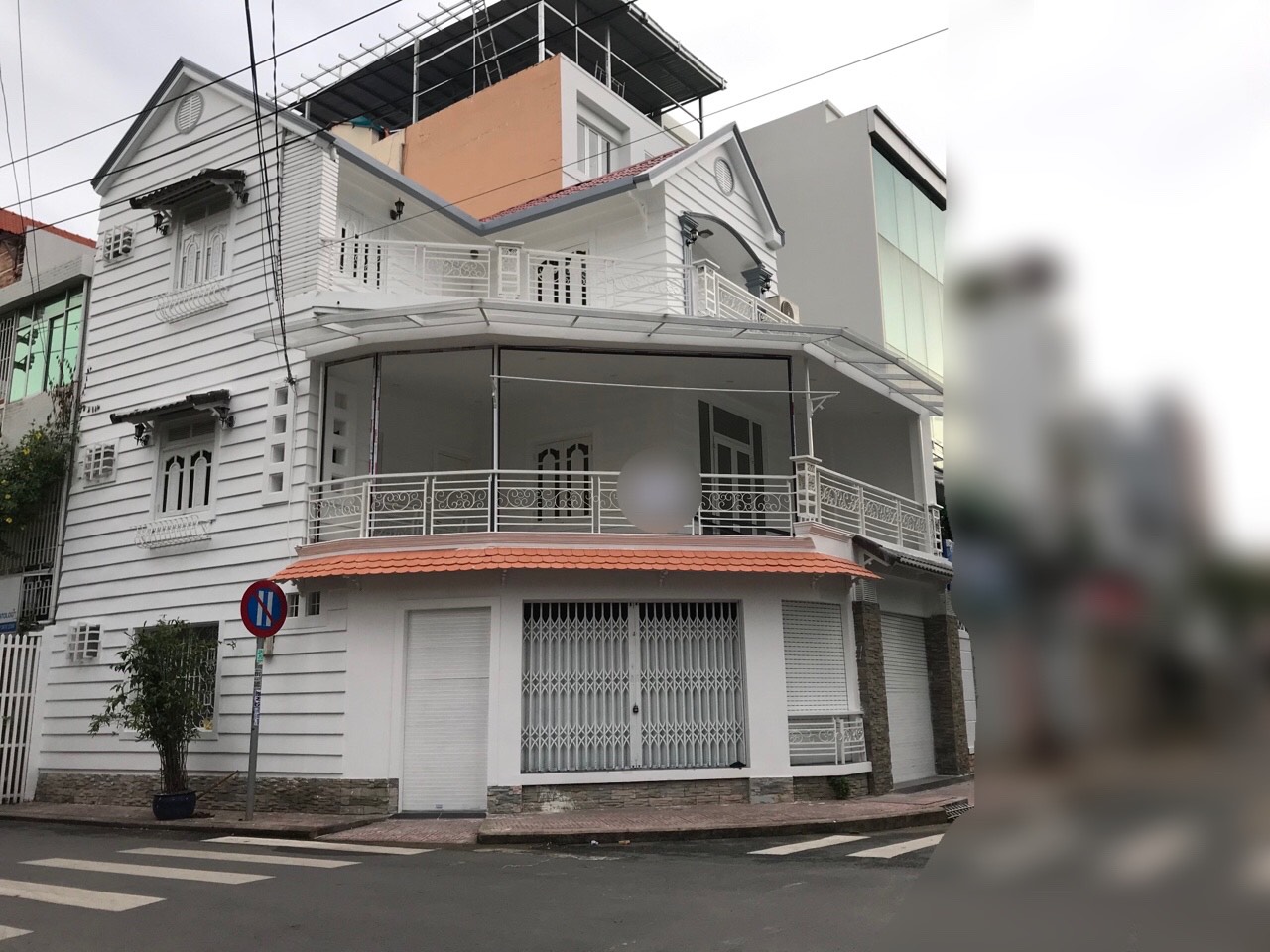 Cho thuê nhà GÓC HAI MẶT TIỀN đường Bạch Mã, p15, q10 Diện tích: 9 x 11 1 trệt, 2 lầu Giá thuê: 60tr/tháng 