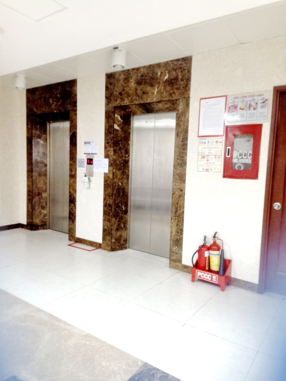 Cho thuê văn phòng (150m2 - 300m2) Tòa nhà mặt tiền đường Hải Thượng Lãng Ông P10 Q5