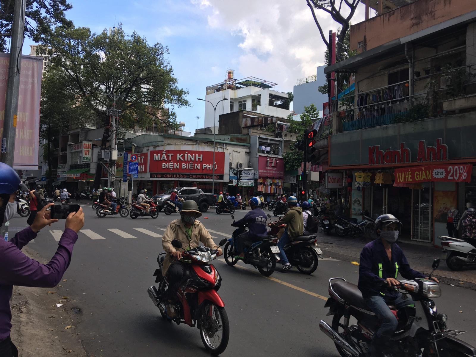 Cho thuê góc 2 MT NGANG LỚN 10m đường Trần Bình Trọng-Nguyễn Trãi,Q5 CHỈ 38tr