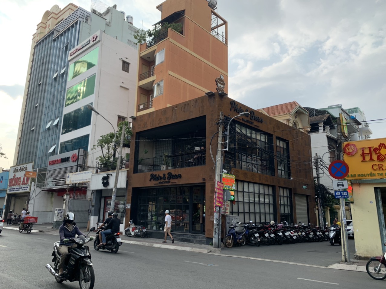 Góc 2 MT làm cafe Nguyễn Thị Minh Khai,Q1 192m2 Giá 150tr
