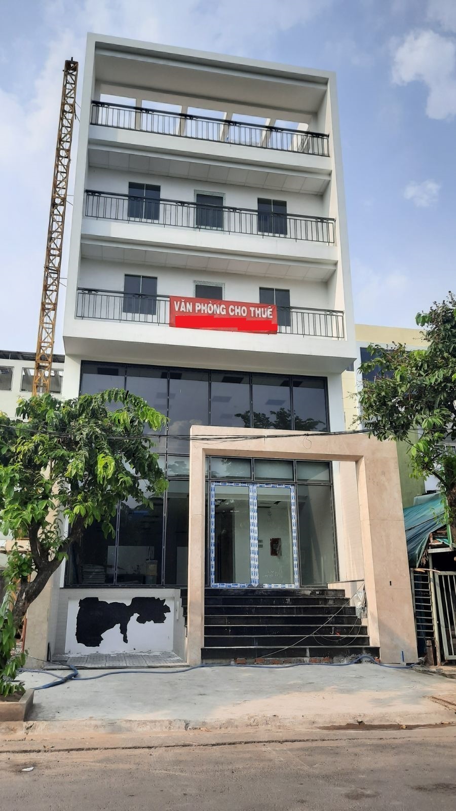Cho thuê tòa văn phòng gần Trần Lựu - Diện tích 8x17m - Sàn trống, có thang máy - Giá thuê 90 triêu/tháng