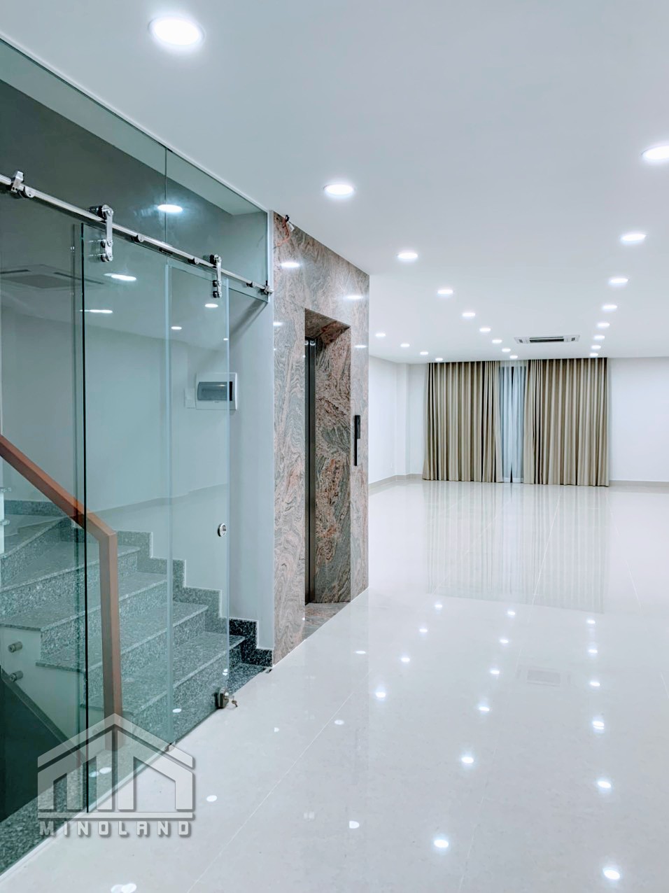 Cho thuê mặt bằng 2 tầng làm văn phòng c.ty ngang 7m trong KDC Vạn Phúc Thủ Đức