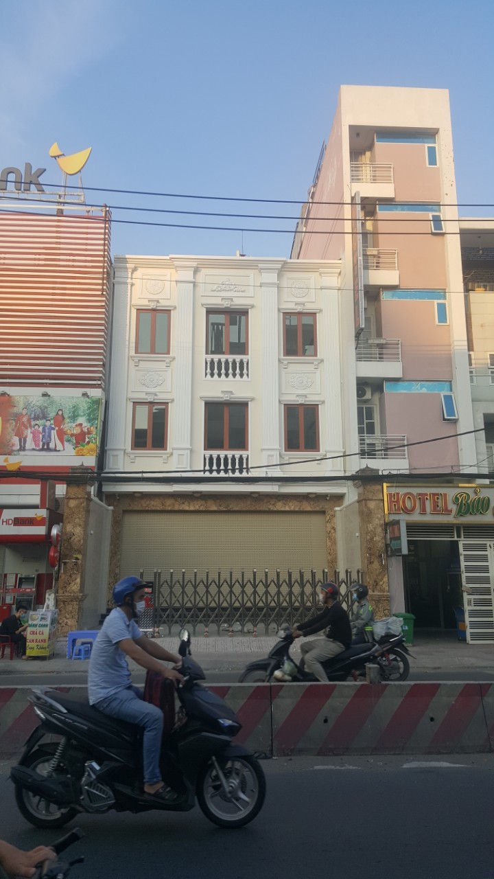 Cho thuê nhà mặt tiền Huỳnh Tấn Phát gần cầu Phú Mỹ, 8x18, 3 lầu, thang máy 