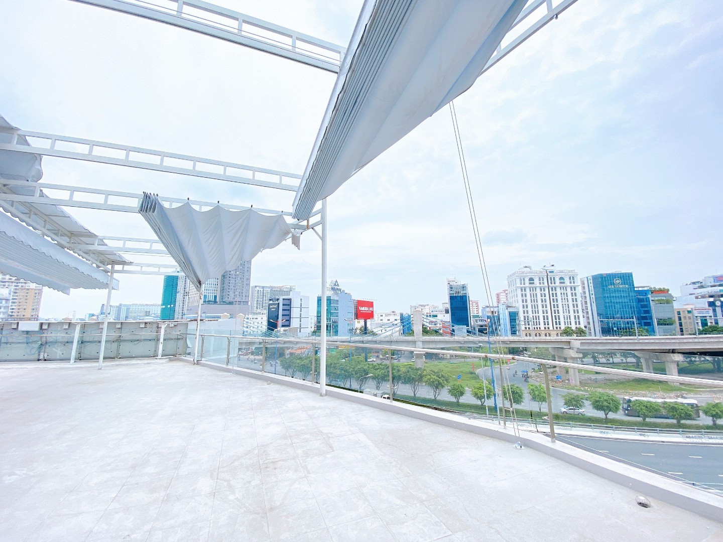 Cho thuê RoofTop làm kinh doanh tại khu vực Vinhomes Tân Cảng view sịn xò , vị trí đẹp