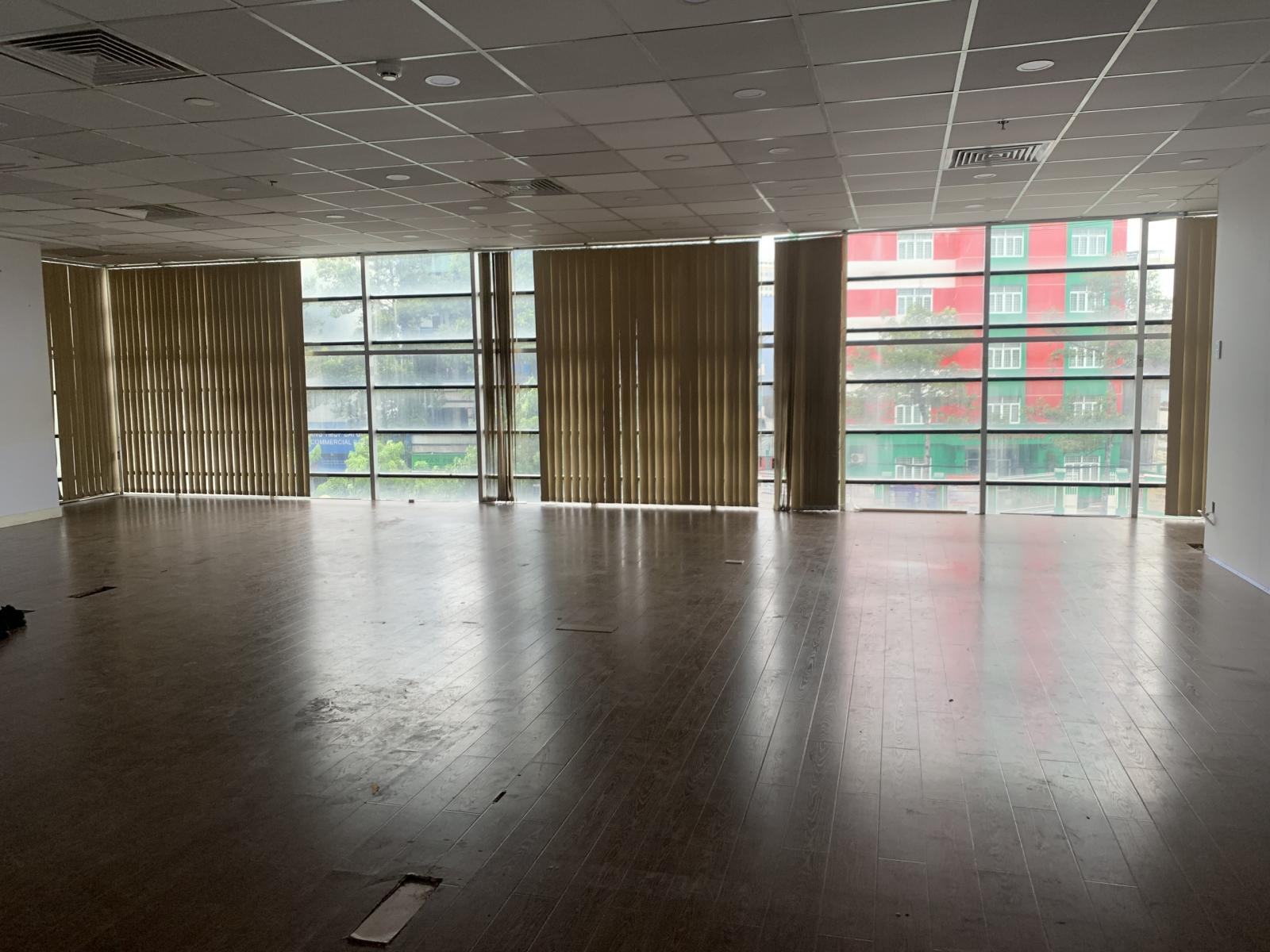 Cho thuê văn phòng tại Q5 MT sàn trong suốt, 2 mặt kính gần ngay ngã ba Võ Văn Kiệt - VP cao cấp.