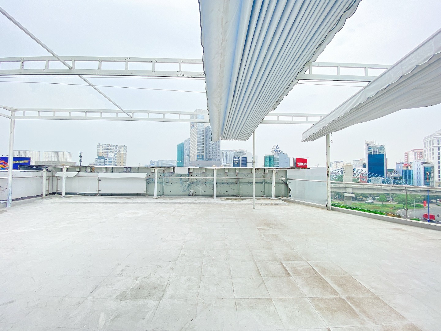 Cho thuê mặt bằng rooftop khu vực Vinhomes Tân Cảng- Landmark 81 view siêu ngầu- sàn DT lớn
